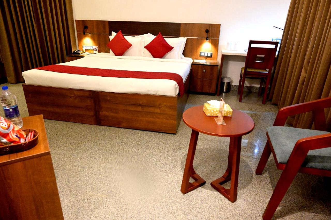 Hotel Thamburu International Thiruvananthapuram Luaran gambar